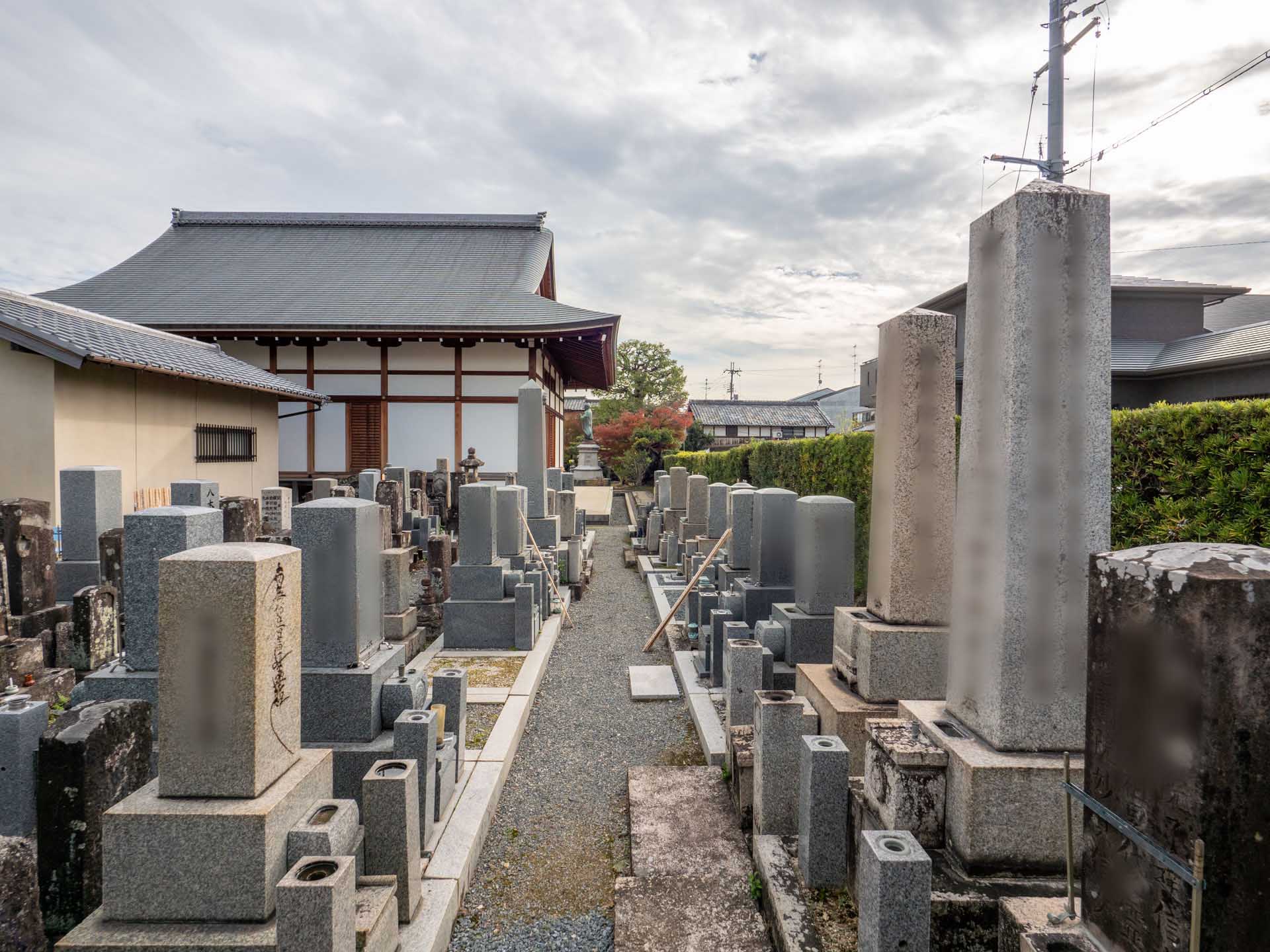 境内の墓地